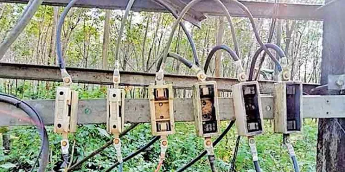 ട്രാന്സ്ഫോമറിന്റെ ഫ്യൂസുകള് നശിപ്പിച്ച നിലയില് ട്രാന്സ്ഫോമറിന്റെ ഫ്യൂസുകള് നശിപ്പിച്ച നിലയില്