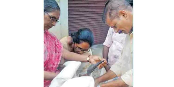 കാലൊടിഞ്ഞു വഴിയില് കുടുങ്ങി ദേശാടനപ്പക്ഷി ; തുണയായി ഓട്ടോ ഡ്രൈവര്മാര് കാലൊടിഞ്ഞു വഴിയില് കുടുങ്ങി ദേശാടനപ്പക്ഷി ; തുണയായി ഓട്ടോ ഡ്രൈവര്മാര്