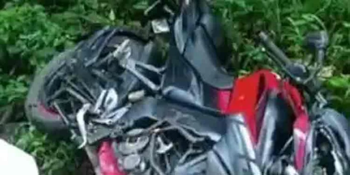 ഇടുക്കിയില് ബൈക്കില് സഞ്ചരിച്ച യാത്രക്കാര്ക്ക് നേരെ കാട്ടാന ആക്രമണം ഇടുക്കിയില് ബൈക്കില് സഞ്ചരിച്ച യാത്രക്കാര്ക്ക് നേരെ കാട്ടാന ആക്രമണം