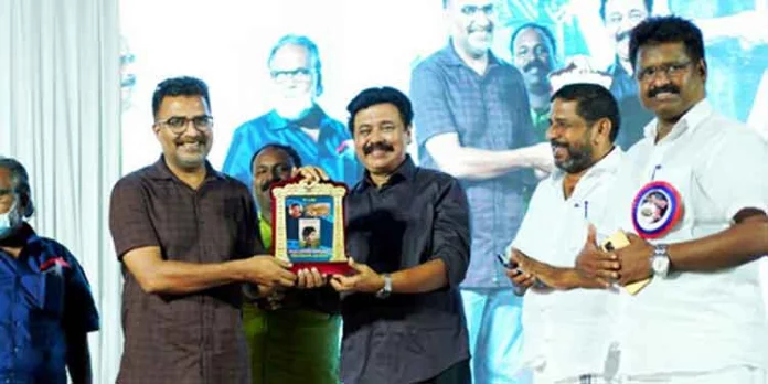 അനസ് പത്തനംതിട്ടയുടെ “ഒരു നിറകൺ ചിരിയിൽ” ഹ്രസ്വ ചിത്രത്തിന് അവാര്ഡ് അനസ് പത്തനംതിട്ടയുടെ “ഒരു നിറകൺ ചിരിയിൽ” ഹ്രസ്വ ചിത്രത്തിന് അവാര്ഡ്