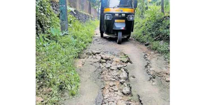 കേബിളിടാൻ റോഡ് വെട്ടിപ്പൊളിച്ചു ; പക്ഷെ നന്നാക്കാന് ഭാവമില്ല കേബിളിടാൻ റോഡ് വെട്ടിപ്പൊളിച്ചു ; പക്ഷെ നന്നാക്കാന് ഭാവമില്ല
