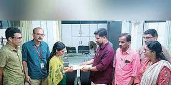 സാമ്പത്തിക ബാധ്യത : കുടുംബത്തിന്റെ വായ്പാക്കുടിശ്ശിക അടച്ച് നല്കി ബാങ്ക് ജീവനക്കാര് മാതൃകയായി സാമ്പത്തിക ബാധ്യത : കുടുംബത്തിന്റെ വായ്പാക്കുടിശ്ശിക അടച്ച് നല്കി ബാങ്ക് ജീവനക്കാര് മാതൃകയായി