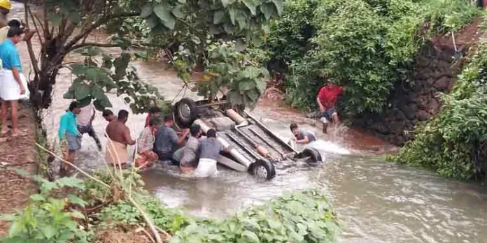 കുമ്പളാംപൊയ്കയില് കാര് നിയന്ത്രണം നഷ്ടപ്പെട്ട് തോട്ടിലേക്ക് മറിഞ്ഞു കുമ്പളാംപൊയ്കയില് കാര് നിയന്ത്രണം നഷ്ടപ്പെട്ട് തോട്ടിലേക്ക് മറിഞ്ഞു