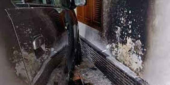 വീടിന് മുന്നില് നിര്ത്തിയിട്ടിരുന്ന കാറിന് അയല്വാസി തീയിട്ടതായി പരാതി വീടിന് മുന്നില് നിര്ത്തിയിട്ടിരുന്ന കാറിന് അയല്വാസി തീയിട്ടതായി പരാതി