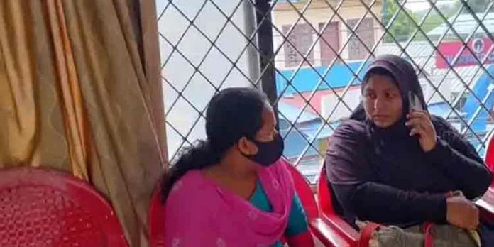 ബാങ്കിൽ നിന്നും 81 ലക്ഷം രൂപ തട്ടിയെടുക്കാൻ ശ്രമിച്ച രണ്ട് യുവതികൾ പോലീസ് പിടിയിൽ ബാങ്കിൽ നിന്നും 81 ലക്ഷം രൂപ തട്ടിയെടുക്കാൻ ശ്രമിച്ച രണ്ട് യുവതികൾ പോലീസ് പിടിയിൽ