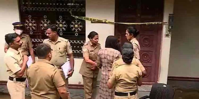 ഷാരോണ് വധക്കേസില് ഗ്രീഷ്മയുടെ വീട്ടില് നിന്ന് നിര്ണായക തെളിവുകള് കണ്ടെടുത്തു ഷാരോണ് വധക്കേസില് ഗ്രീഷ്മയുടെ വീട്ടില് നിന്ന് നിര്ണായക തെളിവുകള് കണ്ടെടുത്തു