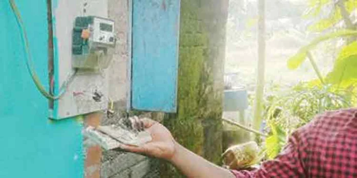 മിന്നലില് വീടിന് നാശം ; ഗര്ഭിണിയായ 2 പശുക്കള് ചത്തു മിന്നലില് വീടിന് നാശം ; ഗര്ഭിണിയായ 2 പശുക്കള് ചത്തു