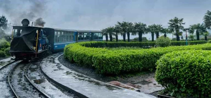 മലനിരകള്ക്ക് ഇടയിലൂടെ കൂകിപ്പായുന്ന ടോയ് ട്രെയിനിലൂടെ ഒരു യാത്ര പോകാം മലനിരകള്ക്ക് ഇടയിലൂടെ കൂകിപ്പായുന്ന ടോയ് ട്രെയിനിലൂടെ ഒരു യാത്ര പോകാം