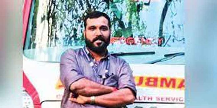 ശ്വാസതടസം നേരിട്ട ആറുവയസ്സുകാരിക്ക് രക്ഷകനായത് ആംബുലൻസ് ഡ്രൈവര് രാഹിൽ ശ്വാസതടസം നേരിട്ട ആറുവയസ്സുകാരിക്ക് രക്ഷകനായത് ആംബുലൻസ് ഡ്രൈവര് രാഹിൽ