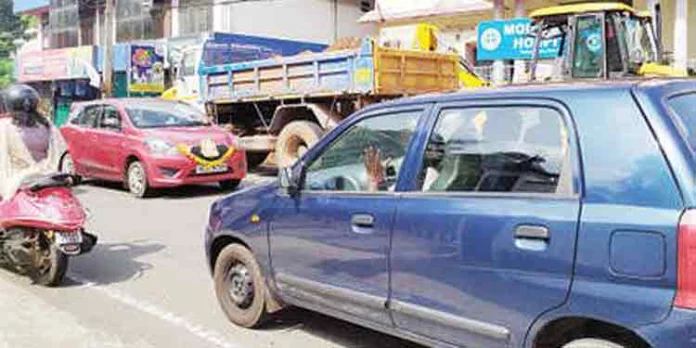 പത്തനംതിട്ട-കൈപ്പട്ടൂര് റോഡ് നവീകരണം ; ഗതാഗത കുരുക്കില് വലഞ്ഞ് യാത്രക്കാര് പത്തനംതിട്ട-കൈപ്പട്ടൂര് റോഡ് നവീകരണം ; ഗതാഗത കുരുക്കില് വലഞ്ഞ് യാത്രക്കാര്