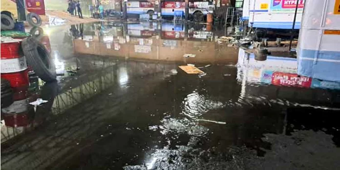 ഒരു മഴ പെയ്തപ്പോള് പത്തനംതിട്ട കെ.എസ്.ആര്.ടി.സി ബസ് സ്റ്റാന്ഡ് പൊതു കക്കൂസ് ആയി ഒരു മഴ പെയ്തപ്പോള് പത്തനംതിട്ട കെ.എസ്.ആര്.ടി.സി ബസ് സ്റ്റാന്ഡ് പൊതു കക്കൂസ് ആയി