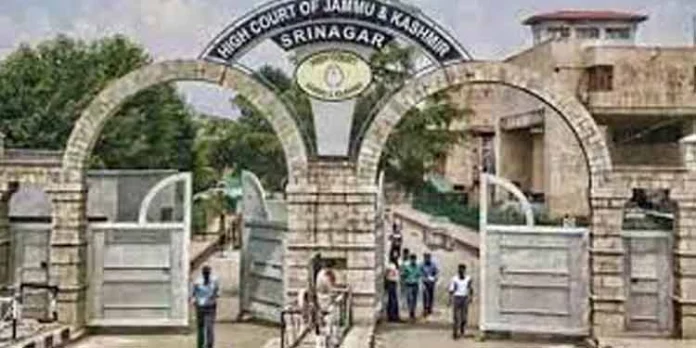 വിവാഹിതനായ പുരുഷന് ഭാര്യയ്ക്കും മക്കള്ക്കും ചെലവിനു കൊടുക്കാന് ഉത്തരവാദിത്വമുണ്ടെന്ന് ഹൈക്കോടതി വിവാഹിതനായ പുരുഷന് ഭാര്യയ്ക്കും മക്കള്ക്കും ചെലവിനു കൊടുക്കാന് ഉത്തരവാദിത്വമുണ്ടെന്ന് ഹൈക്കോടതി