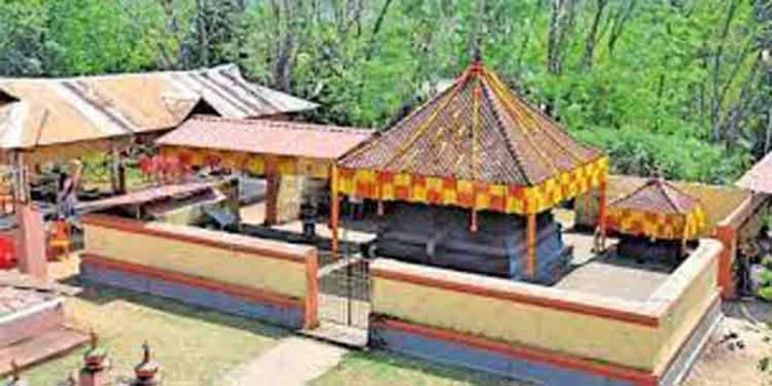 തിരുവാഭരണങ്ങള്ക്ക് ഇടത്താവളം ഒരുക്കുന്ന ഏക അമ്പലം ; ഇടക്കുളം അയ്യപ്പ ക്ഷേത്രം തിരുവാഭരണങ്ങള്ക്ക് ഇടത്താവളം ഒരുക്കുന്ന ഏക അമ്പലം ; ഇടക്കുളം അയ്യപ്പ ക്ഷേത്രം