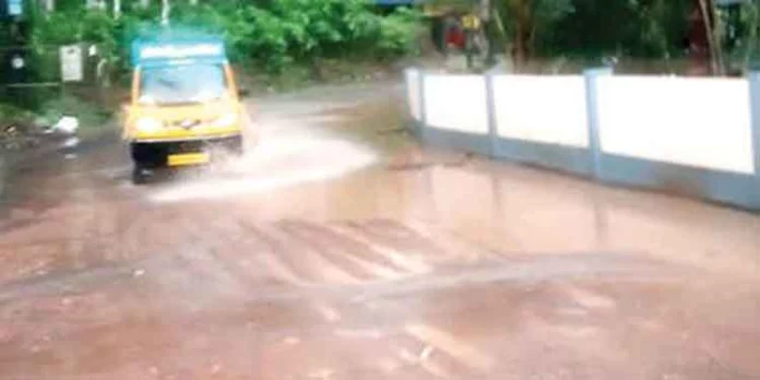 യാത്രക്കാരെ വലച്ച് വെള്ളക്കെട്ട് യാത്രക്കാരെ വലച്ച് വെള്ളക്കെട്ട്
