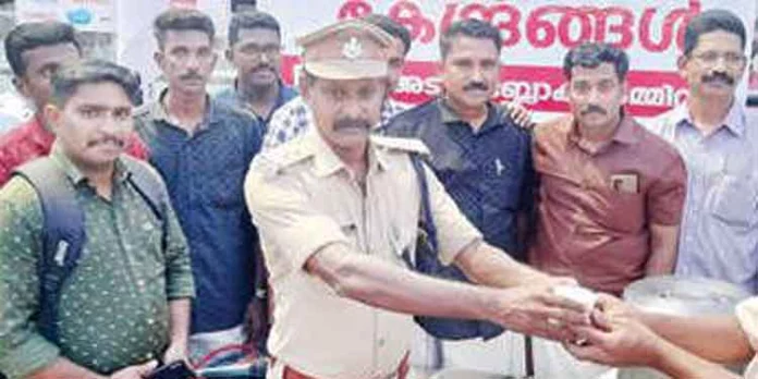 തീർഥാടകരുടെ വാഹനയാത്ര സുരക്ഷിതമാക്കാന് ഡി.വൈ.എഫ്.ഐ.യുടെ ചുക്ക് കാപ്പി തീർഥാടകരുടെ വാഹനയാത്ര സുരക്ഷിതമാക്കാന് ഡി.വൈ.എഫ്.ഐ.യുടെ ചുക്ക് കാപ്പി