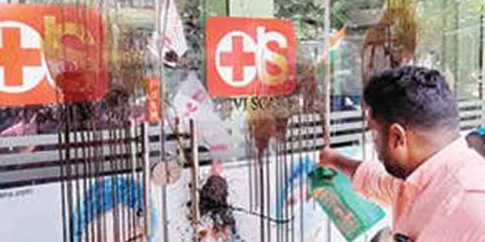 റേഡിയോഗ്രാഫർ ഒളിക്യാമറവെച്ച സംഭവത്തില് വൻ പ്രതിഷേധം റേഡിയോഗ്രാഫർ ഒളിക്യാമറവെച്ച സംഭവത്തില് വൻ പ്രതിഷേധം