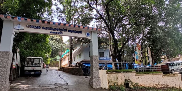 മൂടിയില്ലാത്ത ഓടയിൽ വീണ് വൃദ്ധന് പരുക്കേറ്റു മൂടിയില്ലാത്ത ഓടയിൽ വീണ് വൃദ്ധന് പരുക്കേറ്റു