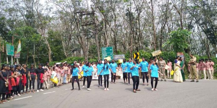 ലഹരി വിമുക്ത നവകേരളം സൃഷ്ടിക്കും ; മുദ്രാവാക്യമുയര്ത്തി ഇടമുറി ഗവ.ഹയര് സെക്കൻഡറി സ്കൂളിലെ വിദ്യാര്ഥികള് ലഹരി വിമുക്ത നവകേരളം സൃഷ്ടിക്കും ; മുദ്രാവാക്യമുയര്ത്തി ഇടമുറി ഗവ.ഹയര് സെക്കൻഡറി സ്കൂളിലെ വിദ്യാര്ഥികള്