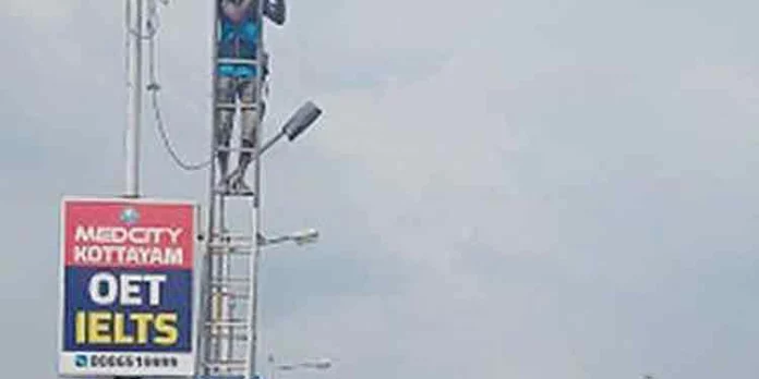 റാന്നി വലിയപാലത്തിലെ വിളക്കുകള് വീണ്ടും തെളിയുന്നു റാന്നി വലിയപാലത്തിലെ വിളക്കുകള് വീണ്ടും തെളിയുന്നു