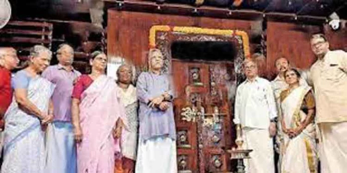 പുത്തൻ മാളിക വാതിൽ തിരുവാഭരണ ദർശനത്തിനായി തുറന്നു പുത്തൻ മാളിക വാതിൽ തിരുവാഭരണ ദർശനത്തിനായി തുറന്നു