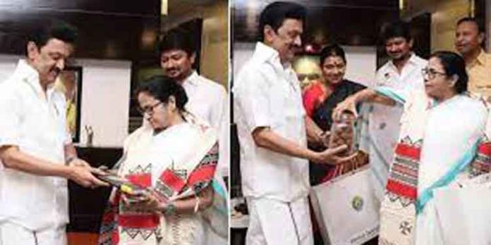 മമത ബാനര്ജി തമിഴ്നാട്ടില് ; മുഖ്യമന്ത്രി എം.കെ. സ്റ്റാലിനെ സന്ദര്ശിച്ചു മമത ബാനര്ജി തമിഴ്നാട്ടില് ; മുഖ്യമന്ത്രി എം.കെ. സ്റ്റാലിനെ സന്ദര്ശിച്ചു