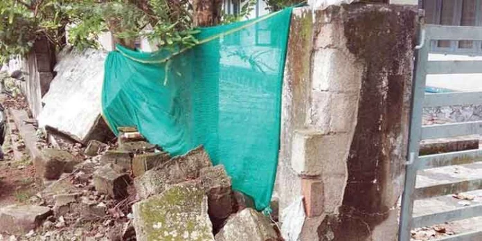 നായ്ക്കളുടെയും സാമൂഹിക വിരുദ്ധരുടെയും താവളം : സുരക്ഷയില്ലാതെ പന്തളം വില്ലേജോഫീസും പോസ്റ്റോഫീസും നായ്ക്കളുടെയും സാമൂഹിക വിരുദ്ധരുടെയും താവളം : സുരക്ഷയില്ലാതെ പന്തളം വില്ലേജോഫീസും പോസ്റ്റോഫീസും