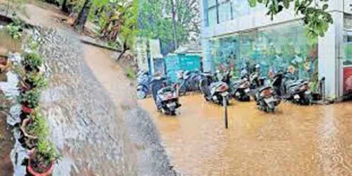 കനത്ത മഴ : വാഹന ഷോറുമുള്പ്പെടെ വെള്ളം കയറി കനത്ത മഴ : വാഹന ഷോറുമുള്പ്പെടെ വെള്ളം കയറി