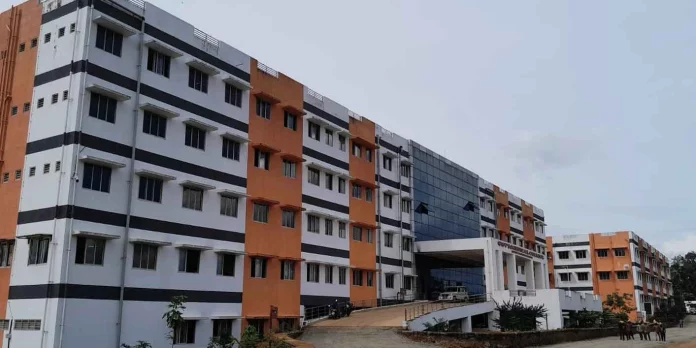 കോന്നി മെഡിക്കൽ കോളേജിൽ സൗജന്യ ചികിത്സ ലഭ്യമാകുന്നില്ലെന്ന് പരാതി കോന്നി മെഡിക്കൽ കോളേജിൽ സൗജന്യ ചികിത്സ ലഭ്യമാകുന്നില്ലെന്ന് പരാതി