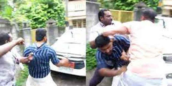 മേയര് ആര്യാ രാജേന്ദ്രനെതിരെ കെ.എസ്.യു. പ്രവര്ത്തകരുടെ കരിങ്കൊടി പ്രതിഷേധം മേയര് ആര്യാ രാജേന്ദ്രനെതിരെ കെ.എസ്.യു. പ്രവര്ത്തകരുടെ കരിങ്കൊടി പ്രതിഷേധം