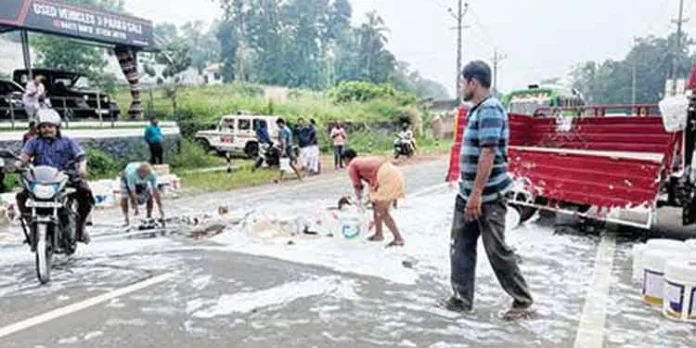 ലോറിയിൽ നിന്ന് പെയിന്റ് റോഡില് വീണ് ഗതാഗതം തടസ്സപ്പെട്ടു ലോറിയിൽ നിന്ന് പെയിന്റ് റോഡില് വീണ് ഗതാഗതം തടസ്സപ്പെട്ടു