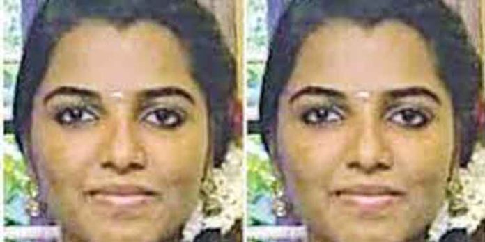 വിദ്യാർഥിനിയുടെ മരണം : അന്വേഷണം വേണമെന്നാവശ്യപ്പെട്ട് അമ്മ വിദ്യാർഥിനിയുടെ മരണം : അന്വേഷണം വേണമെന്നാവശ്യപ്പെട്ട് അമ്മ