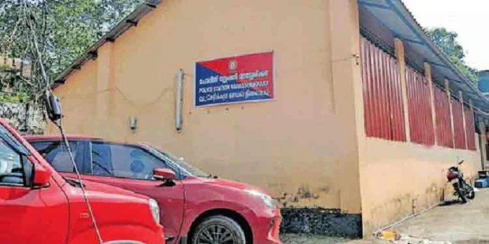 നില്ക്കാന് ഇടമില്ല ; വടശേരിക്കര പോലീസ് സ്റ്റേഷന്റെ അവസ്ഥ ദയനീയം നില്ക്കാന് ഇടമില്ല ; വടശേരിക്കര പോലീസ് സ്റ്റേഷന്റെ അവസ്ഥ ദയനീയം