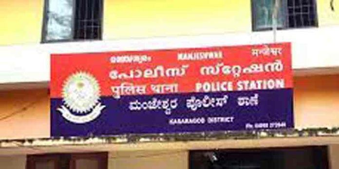 തിരുവാഭരണം മോഷ്ടിച്ച് പൂജാരി മുങ്ങിയതായി പരാതി തിരുവാഭരണം മോഷ്ടിച്ച് പൂജാരി മുങ്ങിയതായി പരാതി