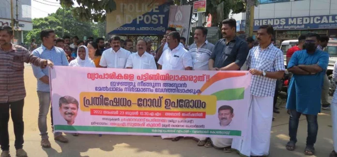 അബാന് മേല്പ്പാലം : ഡിസിസി റോഡ് ഉപരോധിച്ചു അബാന് മേല്പ്പാലം : ഡിസിസി റോഡ് ഉപരോധിച്ചു