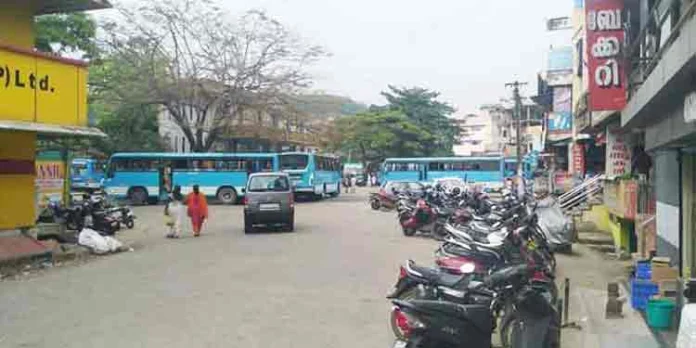 ഇട്ടിയപ്പാറ ജംഗ്ഷനില് ചോദ്യ ചിഹ്നമായി ഗതാഗത കുരുക്ക് ഇട്ടിയപ്പാറ ജംഗ്ഷനില് ചോദ്യ ചിഹ്നമായി ഗതാഗത കുരുക്ക്