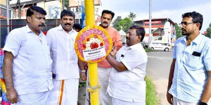 സെന്റ് പീറ്റേഴ്സ് ജംഗ്ഷനിലെ സിഗ്നൽ ലൈറ്റില് വ്യാപാരി വ്യവസായി കോൺഗ്രസ് റീത്ത് വെച്ചു സെന്റ് പീറ്റേഴ്സ് ജംഗ്ഷനിലെ സിഗ്നൽ ലൈറ്റില് വ്യാപാരി വ്യവസായി കോൺഗ്രസ് റീത്ത് വെച്ചു