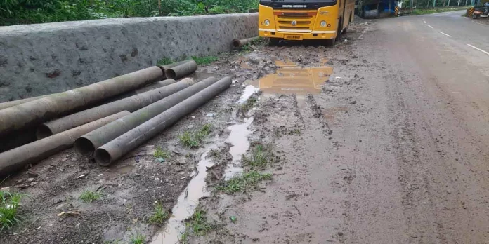 അത്തിക്കയം അറയ്ക്കമണ് ജംഗ്ഷന് : ശബരിമല തീര്ത്ഥാടകരുടെ വാഹന പാര്ക്കിംങ് സ്ഥലം ചെളിക്കുളമായി അത്തിക്കയം അറയ്ക്കമണ് ജംഗ്ഷന് : ശബരിമല തീര്ത്ഥാടകരുടെ വാഹന പാര്ക്കിംങ് സ്ഥലം ചെളിക്കുളമായി