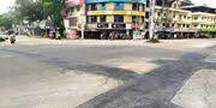 പൈപ്പ് ലൈൻ സ്ഥാപിക്കാന് റോഡിലെ കുഴികൾ അടച്ചു പൈപ്പ് ലൈൻ സ്ഥാപിക്കാന് റോഡിലെ കുഴികൾ അടച്ചു