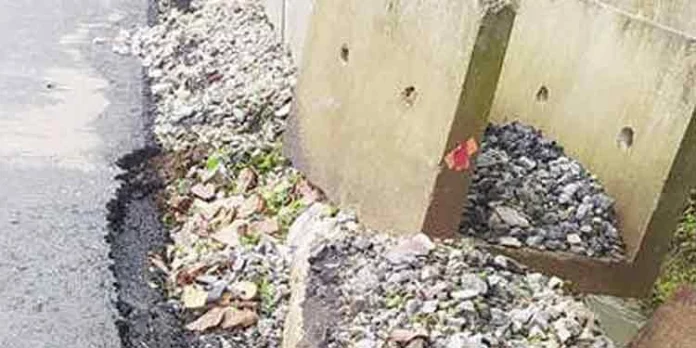 പുനലൂര്-മൂവാറ്റുപുഴ ഹൈവേ വികസനം : കല്ക്കെട്ടും റോഡിന്റെ അരികും തകര്ന്ന് വീണു പുനലൂര്-മൂവാറ്റുപുഴ ഹൈവേ വികസനം : കല്ക്കെട്ടും റോഡിന്റെ അരികും തകര്ന്ന് വീണു