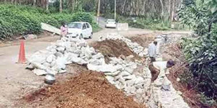 മന്ത്രി ഇടപെട്ടിട്ടും കലഞ്ഞൂർ-പാടം റോഡ് പണിയില് മെല്ലെപ്പോക്ക് തുടരുന്നു മന്ത്രി ഇടപെട്ടിട്ടും കലഞ്ഞൂർ-പാടം റോഡ് പണിയില് മെല്ലെപ്പോക്ക് തുടരുന്നു