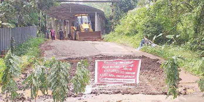 റെയിൽവേ അടിപ്പാത നിര്മ്മാണം : സ്തംഭിച്ച് കുറ്റൂർ – മനയ്ക്കച്ചിറ റോഡ് ഗതാഗതം റെയിൽവേ അടിപ്പാത നിര്മ്മാണം : സ്തംഭിച്ച് കുറ്റൂർ – മനയ്ക്കച്ചിറ റോഡ് ഗതാഗതം