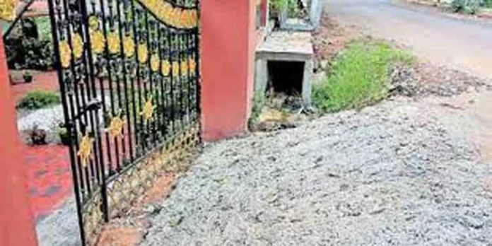 റോഡ് നിര്മാണം തുടങ്ങി ; ബുദ്ധിമുട്ടിലായത് ഒരു കുടുംബം റോഡ് നിര്മാണം തുടങ്ങി ; ബുദ്ധിമുട്ടിലായത് ഒരു കുടുംബം