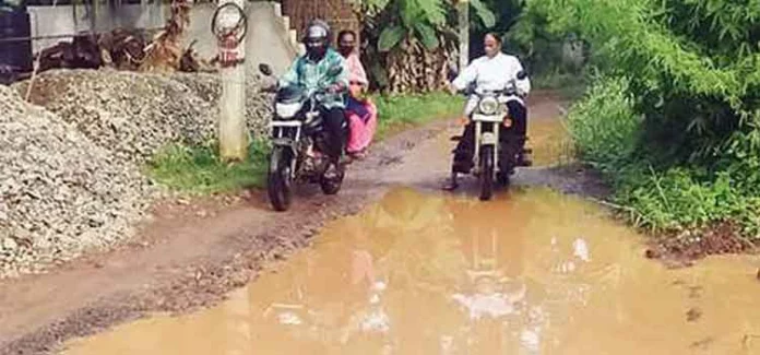 പള്ളിപ്പടി-ഇളവനാരിൽപ്പടി റോഡ് വെള്ളക്കെട്ടില് പള്ളിപ്പടി-ഇളവനാരിൽപ്പടി റോഡ് വെള്ളക്കെട്ടില്