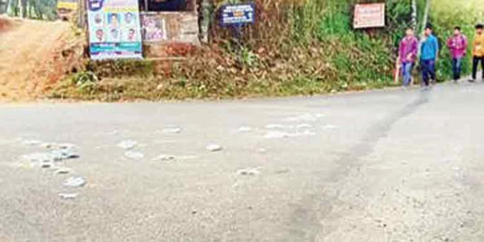 റോഡില് മാലിന്യം വലിച്ചെറിയുന്നത് പതിവാകുന്നു റോഡില് മാലിന്യം വലിച്ചെറിയുന്നത് പതിവാകുന്നു