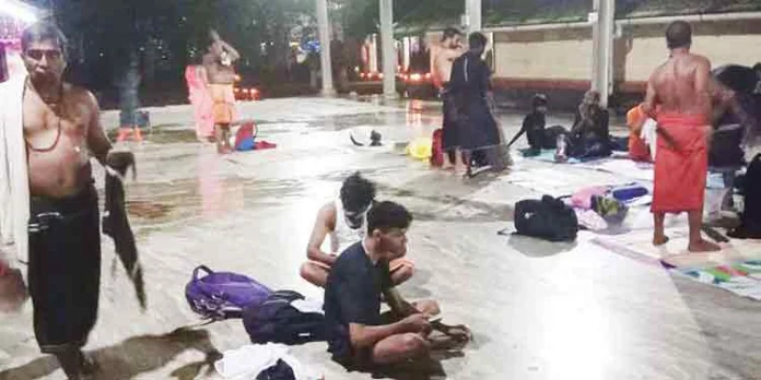 മഴ പെയ്താല് വിരി വെയ്ക്കാന് ഇടമില്ലാതെ അയ്യപ്പന്മാര് മഴ പെയ്താല് വിരി വെയ്ക്കാന് ഇടമില്ലാതെ അയ്യപ്പന്മാര്