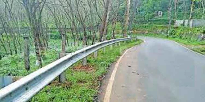 സുരക്ഷയില്ലാതെ മുക്കട–ഇടമൺ–അത്തിക്കയം ശബരിമല പാത സുരക്ഷയില്ലാതെ മുക്കട–ഇടമൺ–അത്തിക്കയം ശബരിമല പാത