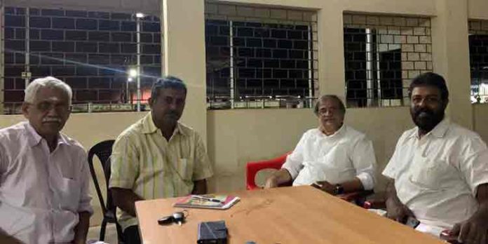 ശബരിമല ക്ഷേത്രത്തിന്റെ ആചാര അനുഷ്ഠാന സംഘങ്ങളെ ആദരിക്കാൻ പന്തളത്ത് വലിയകോയിക്കൽ ക്ഷേത്രത്തിൽ നടന്ന യോഗത്തില് തീരുമാനം ശബരിമല ക്ഷേത്രത്തിന്റെ ആചാര അനുഷ്ഠാന സംഘങ്ങളെ ആദരിക്കാൻ പന്തളത്ത് വലിയകോയിക്കൽ ക്ഷേത്രത്തിൽ നടന്ന യോഗത്തില് തീരുമാനം