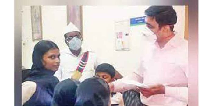 ഞങ്ങള്ക്ക് പഠിക്കാനുള്ള സാഹചര്യം ഒരുക്കണം ; കളക്ടറോട് നേരിട്ട് പരാതിപ്പെട്ട് മുണ്ടോത്ത് പറമ്പ് ഗവ. യു.പി. സ്കൂളിലെ വിദ്യാർഥികൾ ഞങ്ങള്ക്ക് പഠിക്കാനുള്ള സാഹചര്യം ഒരുക്കണം ; കളക്ടറോട് നേരിട്ട് പരാതിപ്പെട്ട് മുണ്ടോത്ത് പറമ്പ് ഗവ. യു.പി. സ്കൂളിലെ വിദ്യാർഥികൾ