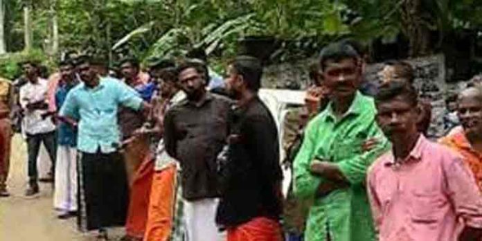ഷാരോണ് വധക്കേസ് ; ഗ്രീഷ്മയുടെ അമ്മാവനുമായി നടത്തിയ തിരച്ചിലില് വിഷക്കുപ്പി കണ്ടെത്തി ഷാരോണ് വധക്കേസ് ; ഗ്രീഷ്മയുടെ അമ്മാവനുമായി നടത്തിയ തിരച്ചിലില് വിഷക്കുപ്പി കണ്ടെത്തി