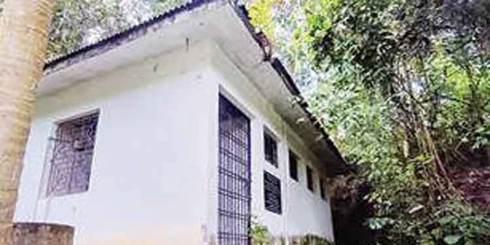 ഏനാത്ത് ഇടത്താവളം ശോചനീയാവസ്ഥയിൽ ഏനാത്ത് ഇടത്താവളം ശോചനീയാവസ്ഥയിൽ